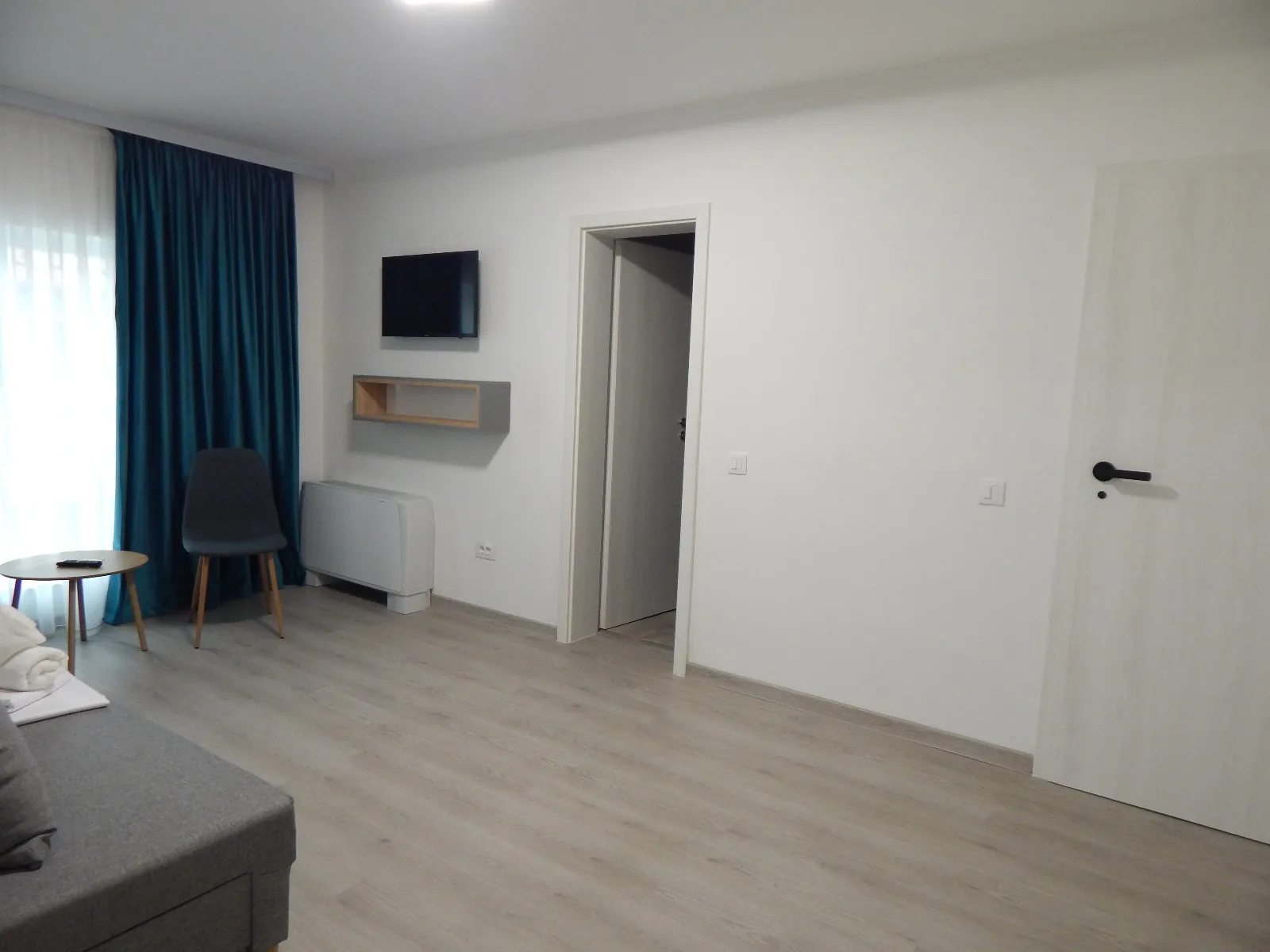 Apartament parter cazare Calafat cu living